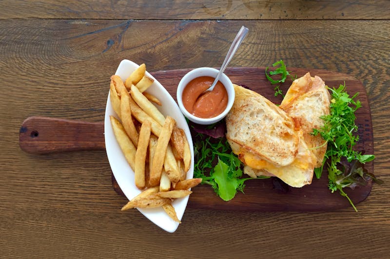 Garlic bread with marinara dipping sauce